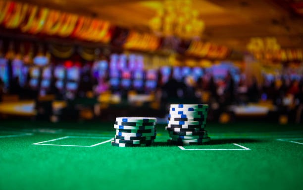 lunatoto platform interface showing live-dealer tables, sportsbook markets, and slot games