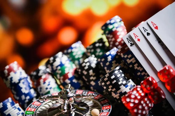 Live blackjack table on lunatoto with dealer, cards, and betting chips visible